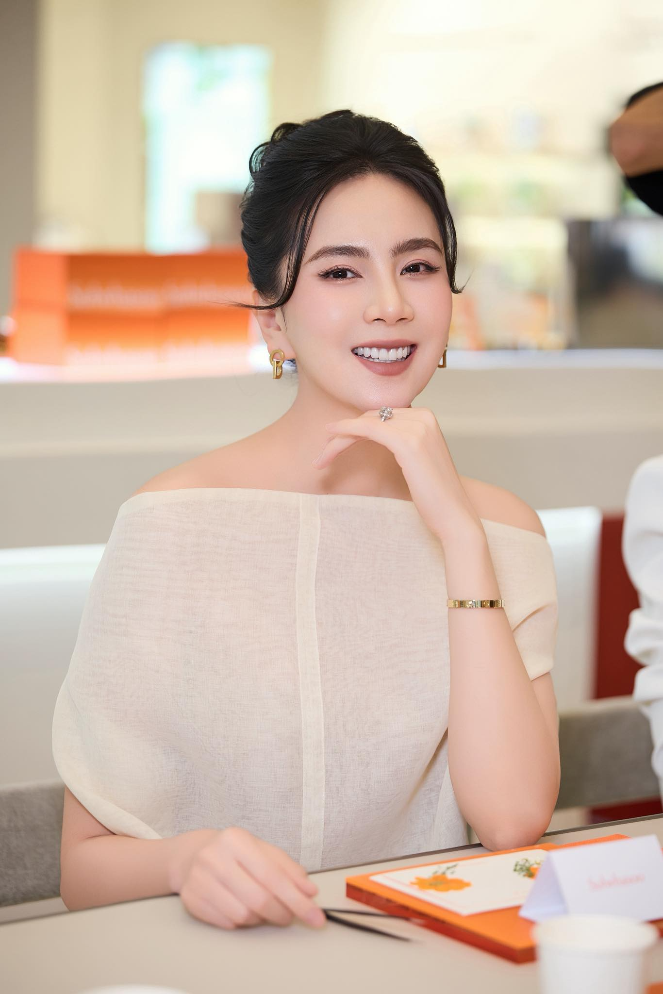 Hôn nhân của người đẹp VTV với chồng kém tuổi trong tòa nhà bề thế ở Bắc Ninh: Một bức ảnh hé lộ cuộc sống hiện tại - Ảnh 1