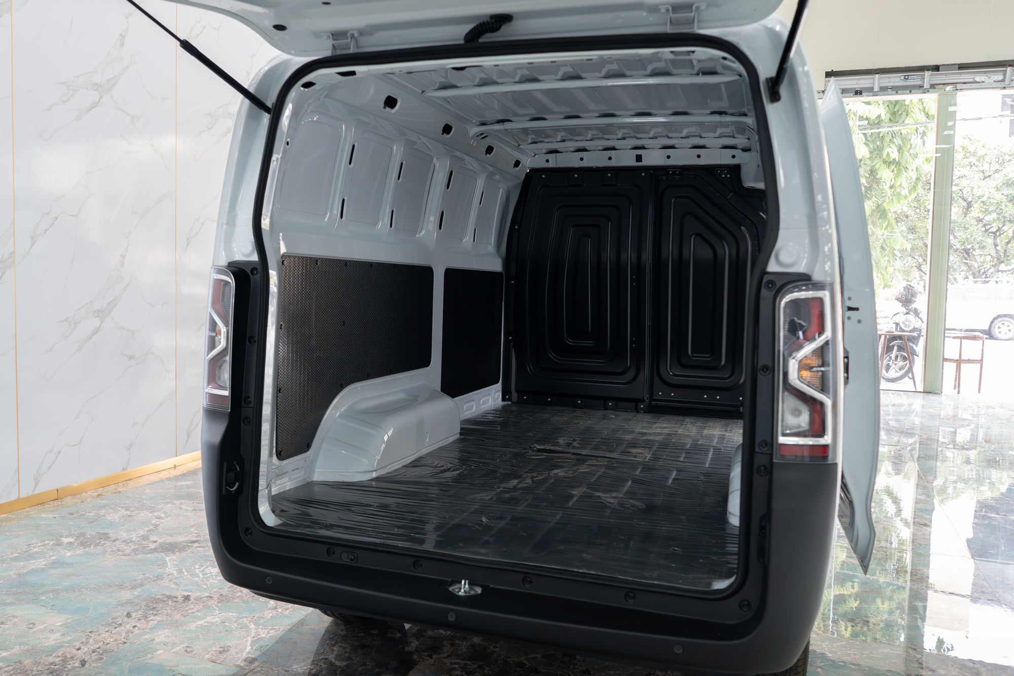 Xe điện lạ bất ngờ xuất hiện trong nhà máy ô tô ở Huế của hãng Việt: Đi bao xa, giá thế nào? - Ảnh 9