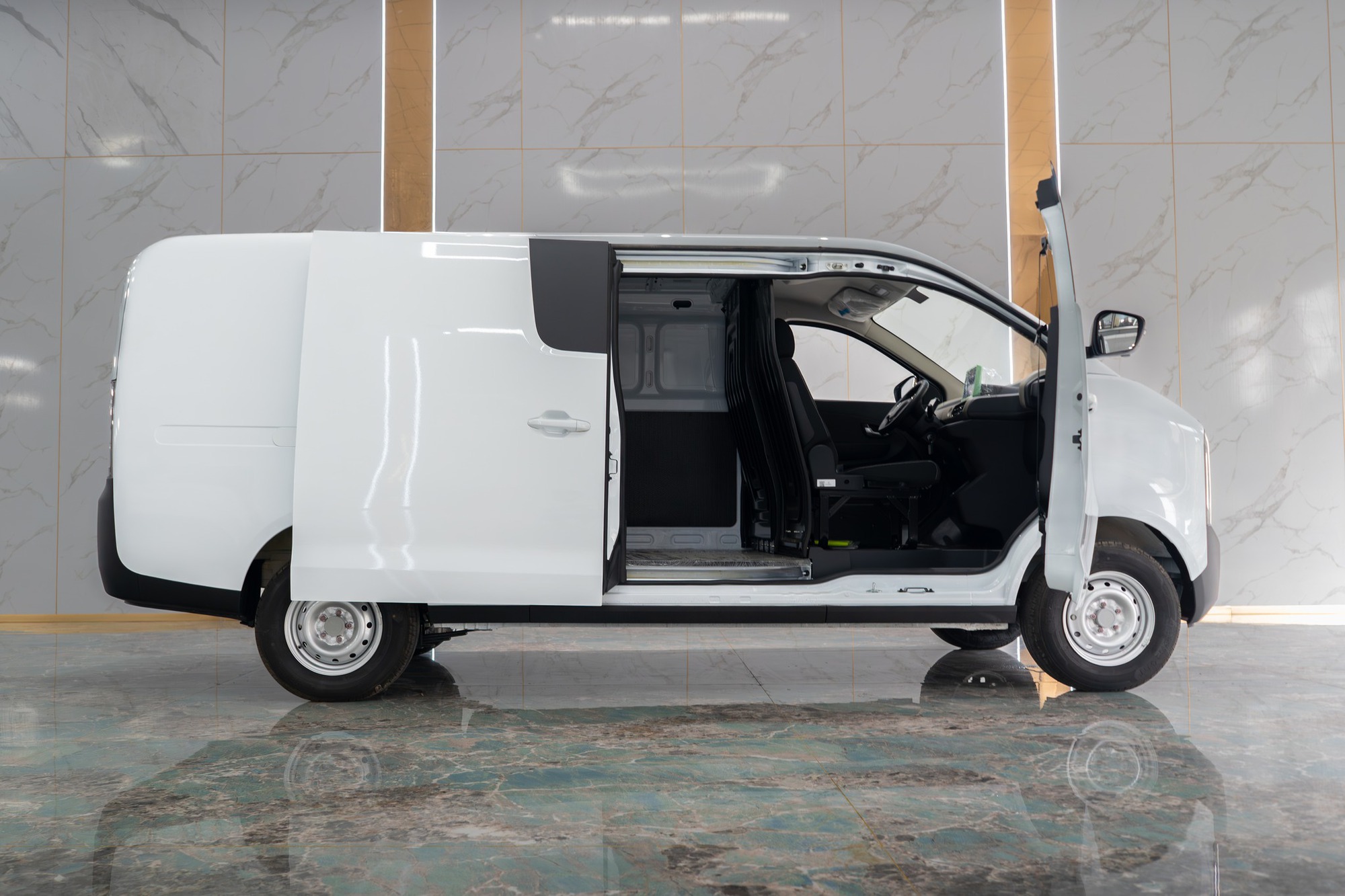 Xe điện lạ bất ngờ xuất hiện trong nhà máy ô tô ở Huế của hãng Việt: Đi bao xa, giá thế nào? - Ảnh 5