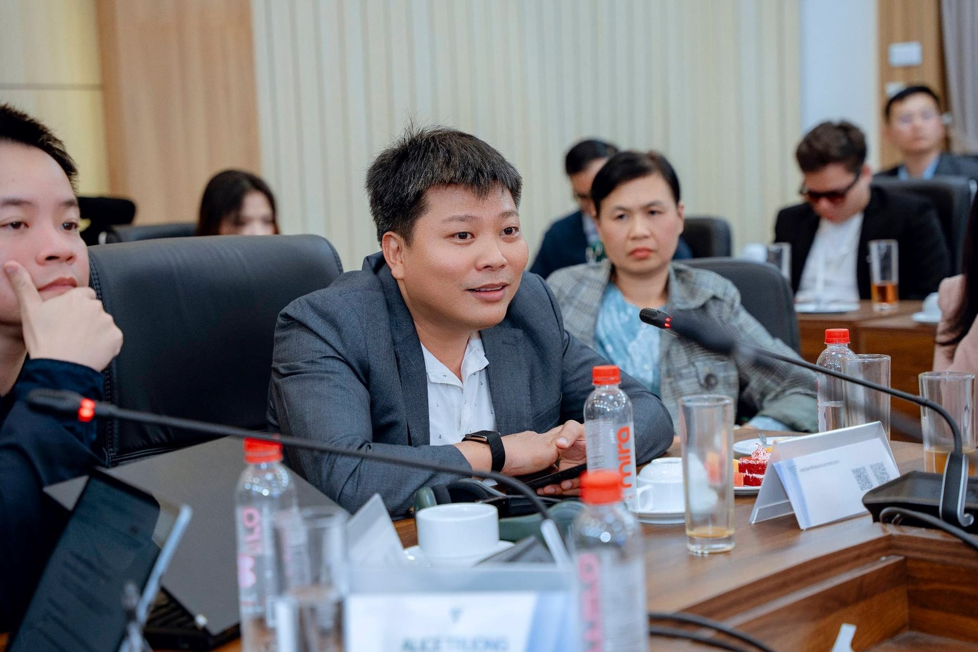 Cơ quan chức năng kiểm tra, hàng trăm tỷ đồng tài sản số bị phong tỏa, Eric Vương là ai? - Ảnh 1