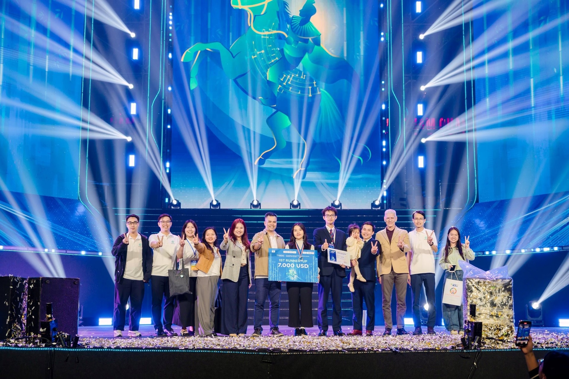 Startup được tỷ phú Phạm Nhật Vượng ươm mầm: Giải bài toán trạm sạc, giúp giảm 40% chi phí vận hành - Ảnh 2