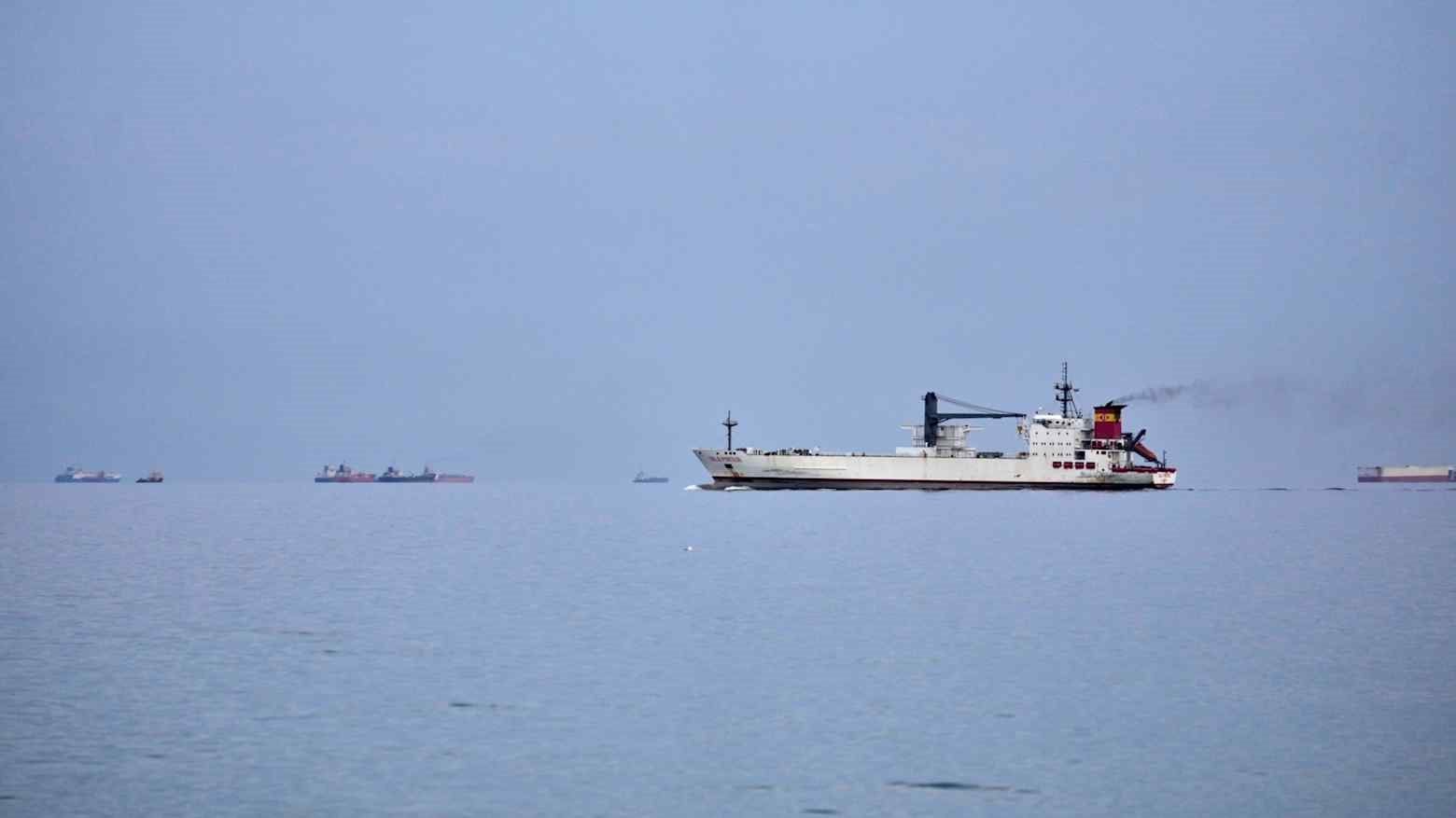 Gần 1 triệu tấn hàng đang di chuyển đến châu Á thì bất ngờ đứng im - Ảnh 1