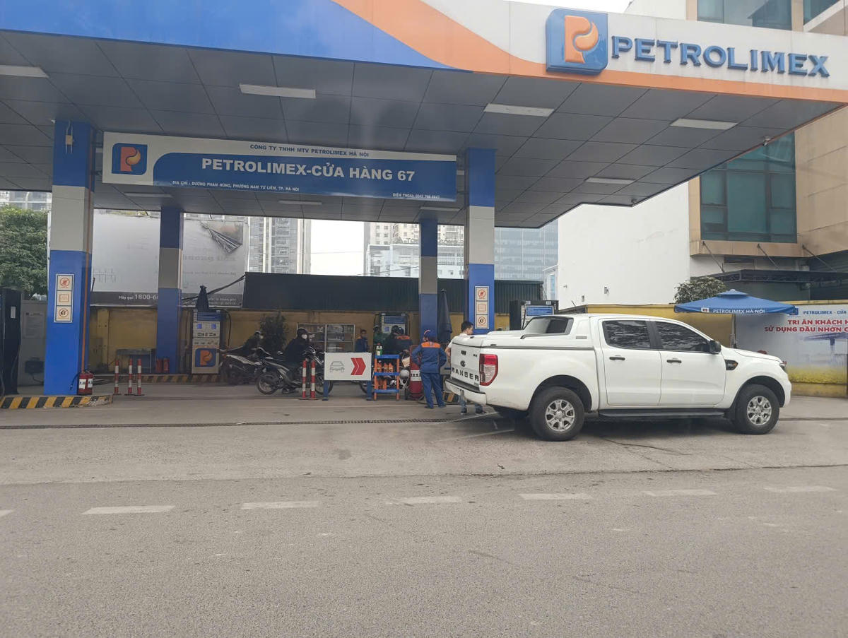 Giá xăng giảm sâu: Tài xế phấn khởi, trạm xăng vắng khách - Ảnh 1