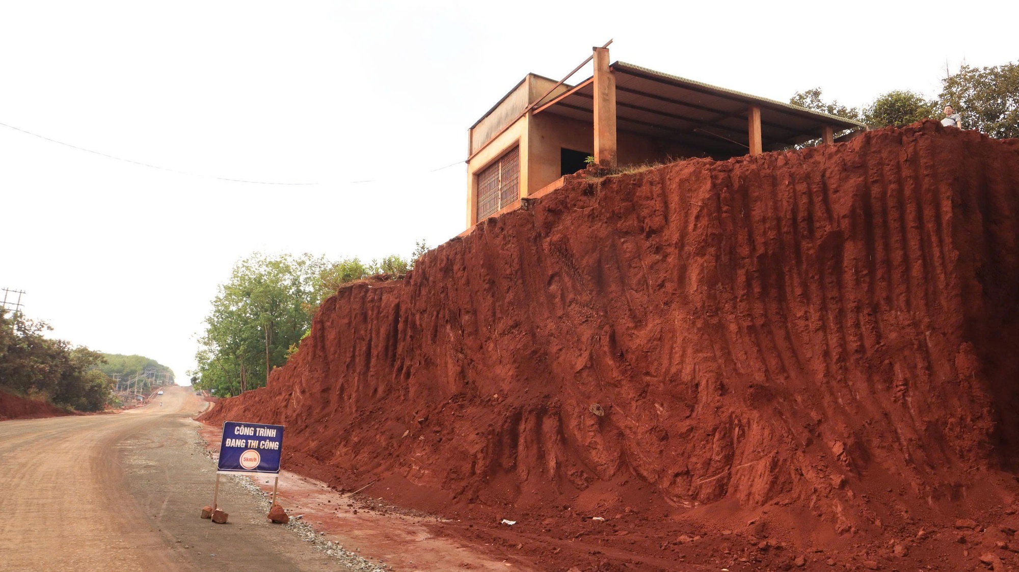 Sau khi báo chí phản ánh, Chủ tịch UBND tỉnh Đồng Nai chỉ đạo làm rõ việc nhiều nhà dân “treo cao” - Ảnh 1