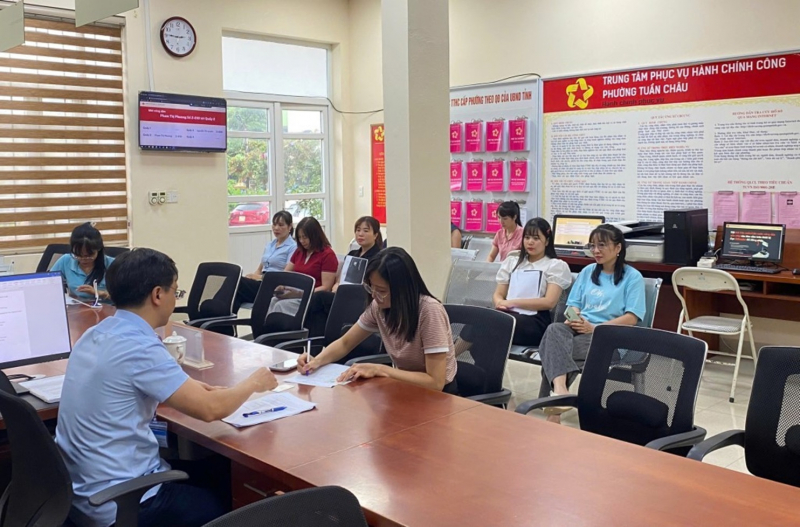 4 cán bộ phường bị tạm đình chỉ công tác - Ảnh 1