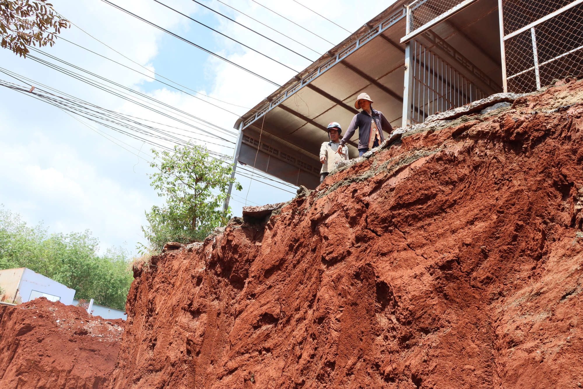 Cận cảnh nhiều nhà dân ở Đồng Nai nằm cheo leo bên mép vực do hạ cốt nền thi công đường - Ảnh 6