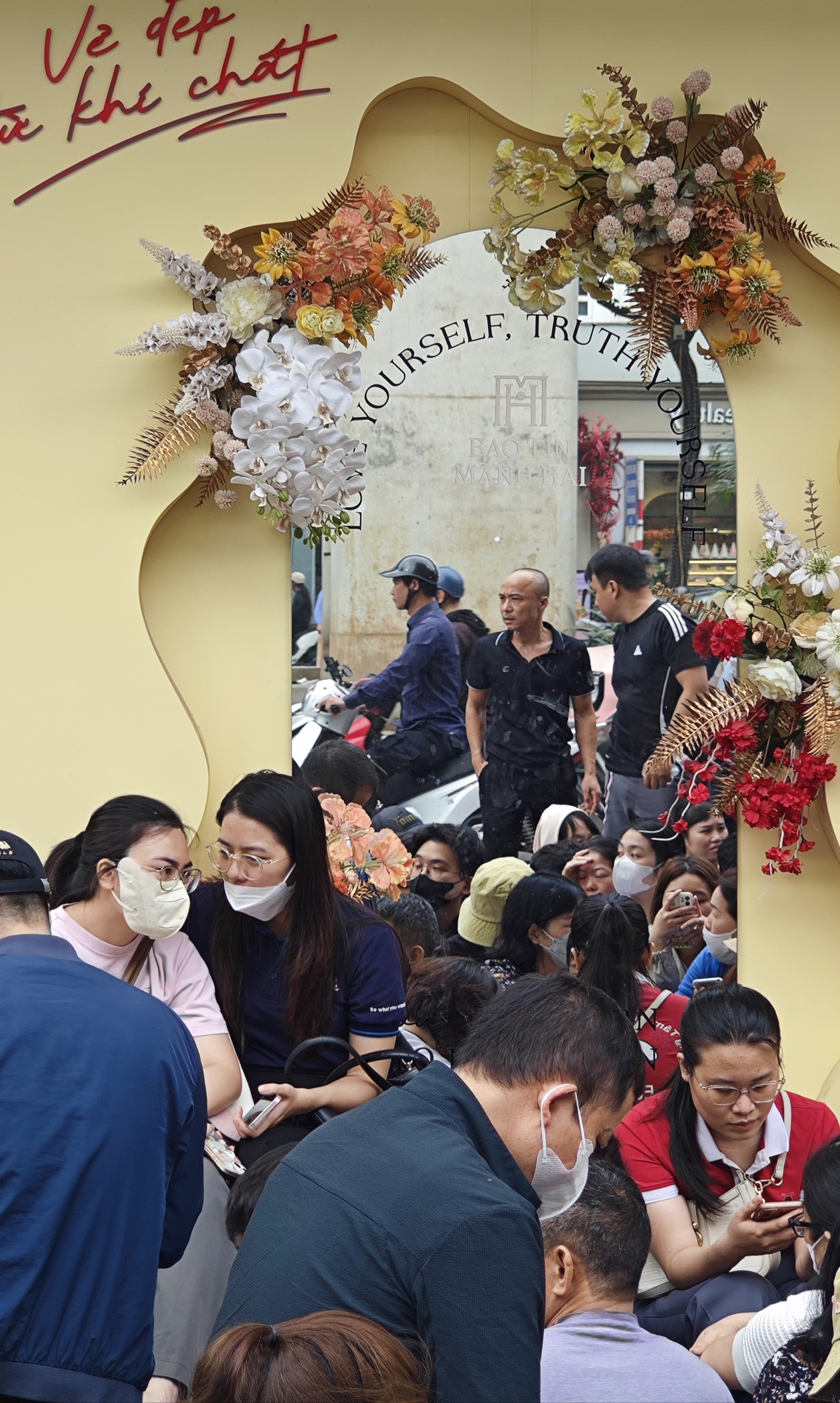 Cửa hàng vàng Bảo Tín Mạnh Hải ken đặc người xếp hàng từ 4 - 5h sáng sau loạt tin nhắn bất ngờ - Ảnh 5