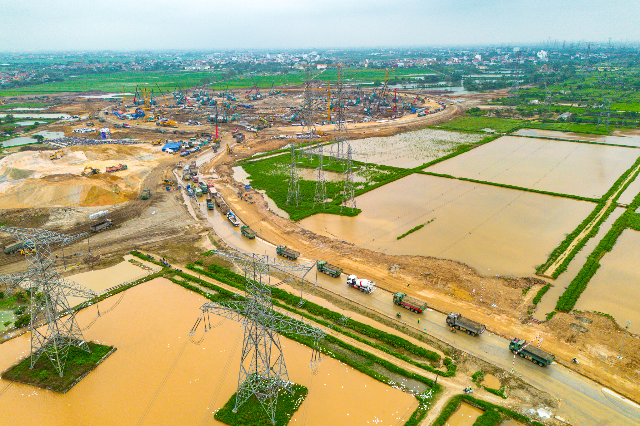 Đại công trường xây sân vận động lớn nhất thế giới: Ô tô nối đuôi nhau như đàn kiến, cần cẩu phủ kín đường mặt đất - Ảnh 6