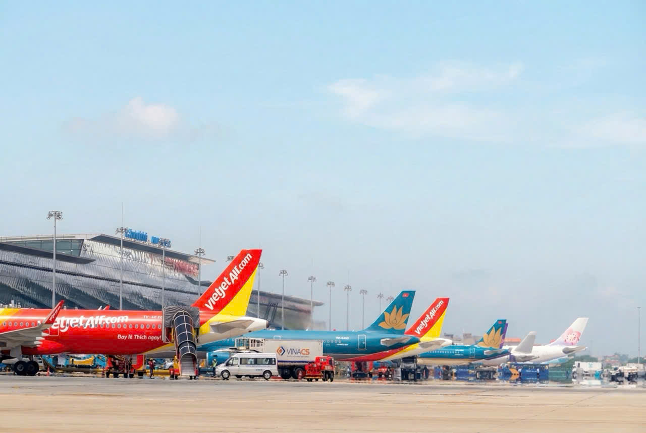 Bộ Xây dựng đề xuất giảm thuế, phí hỗ trợ hàng không khi giá nhiên liệu tăng phi mã - Ảnh 1