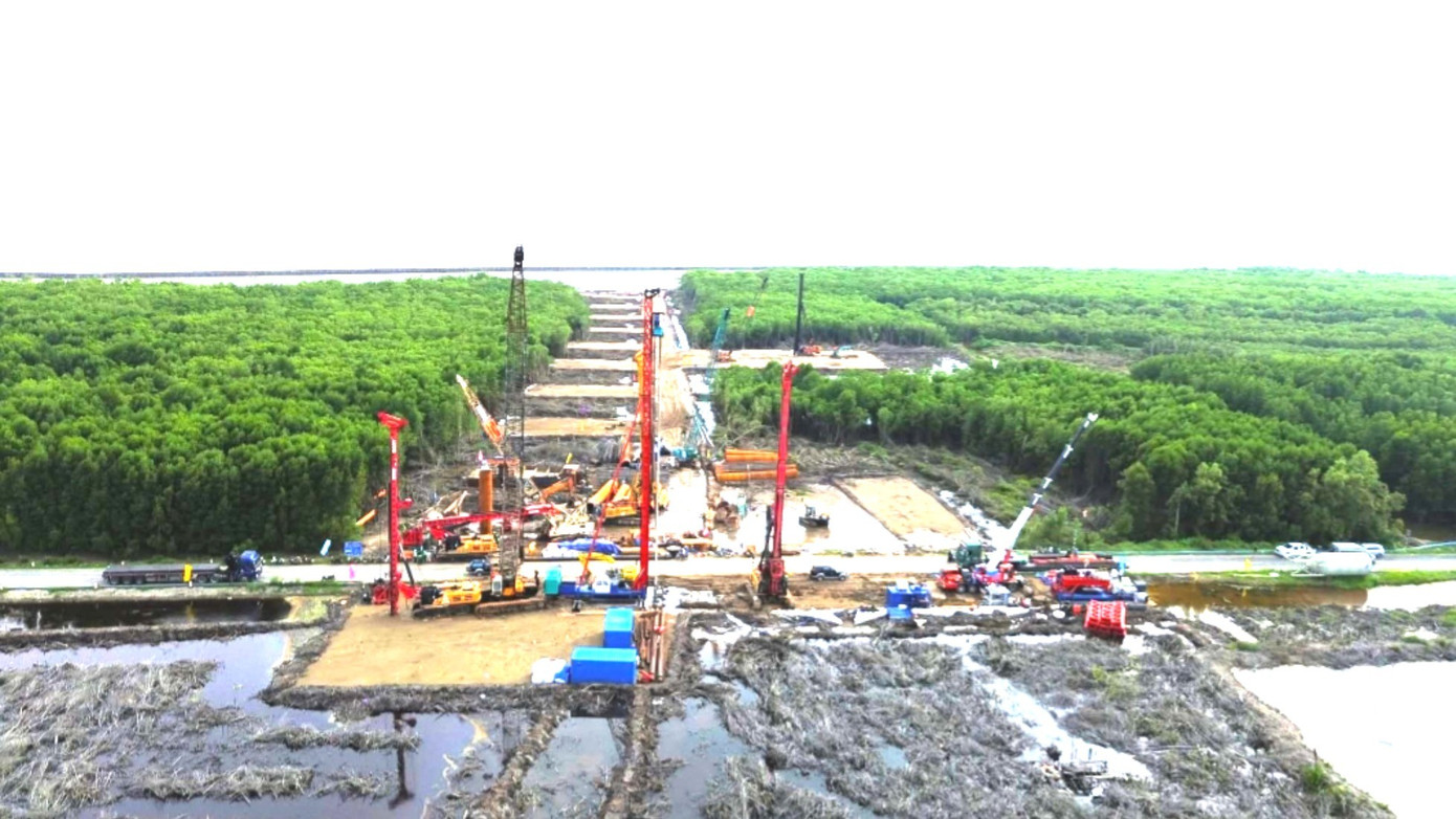 Nhà thầu lo ‘sốt vó’ vì thiếu cát thi công cầu vượt biển ra đảo Hòn Khoai - Ảnh 1