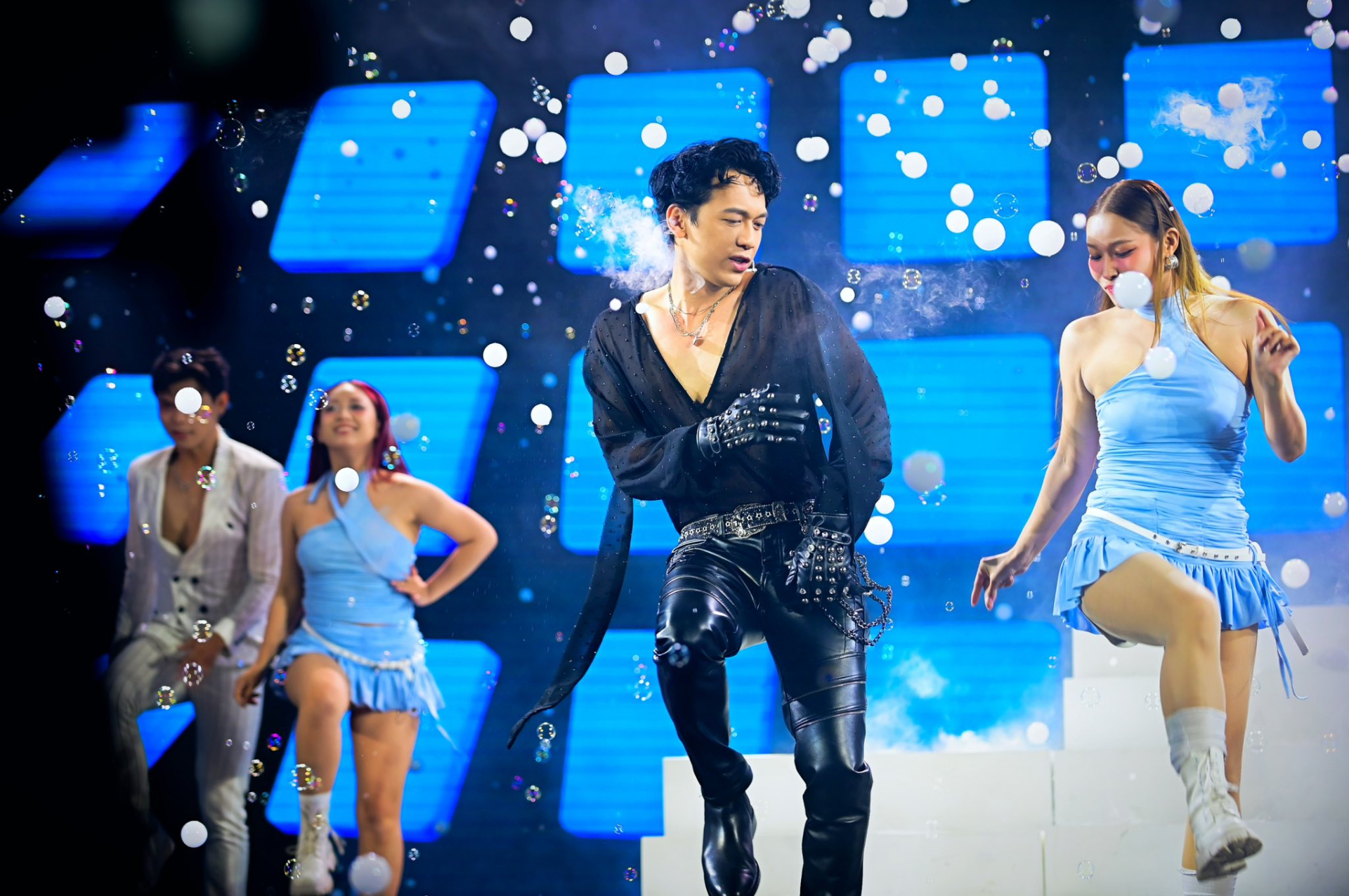 Chủ tịch ACB Trần Hùng Huy lại gây sốt: “Cứ như Soobin Hoàng Sơn phiên bản chủ tịch ngân hàng vậy” - Ảnh 4