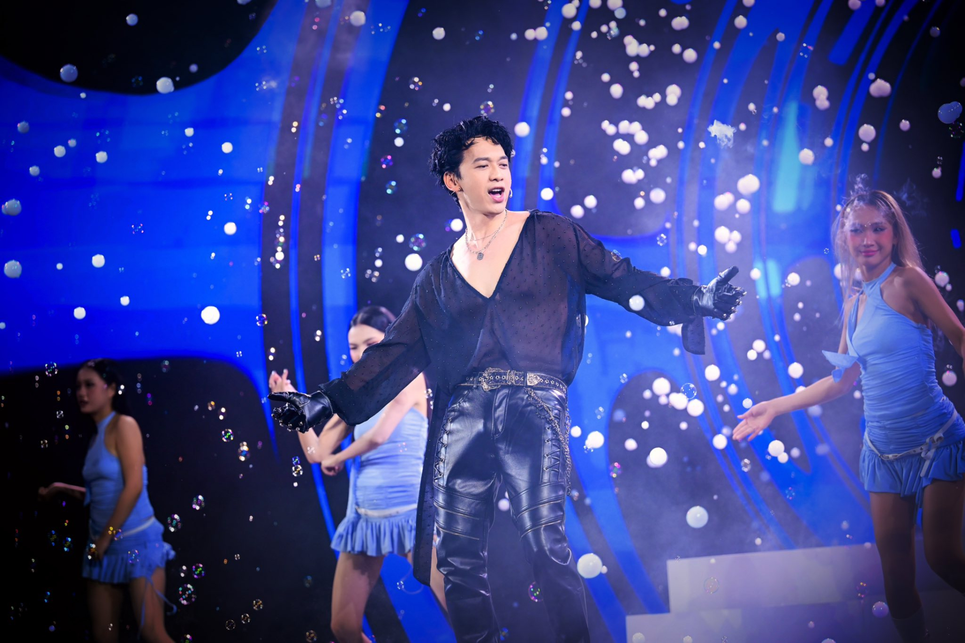 Chủ tịch ACB Trần Hùng Huy lại gây sốt: “Cứ như Soobin Hoàng Sơn phiên bản chủ tịch ngân hàng vậy” - Ảnh 2