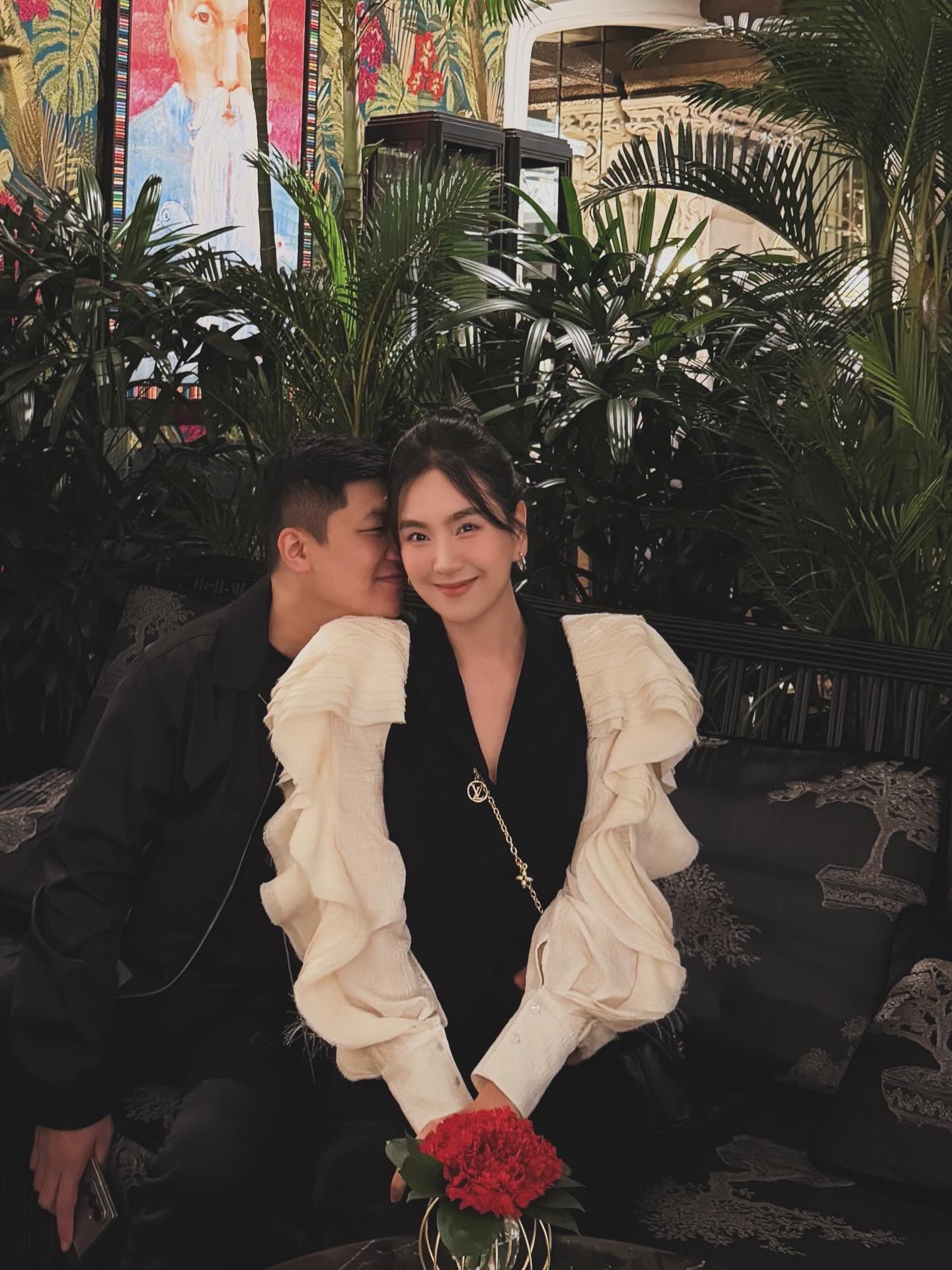 Hôn nhân của người đẹp VTV với chồng kém tuổi trong tòa nhà bề thế ở Bắc Ninh: Một bức ảnh hé lộ cuộc sống hiện tại - Ảnh 2