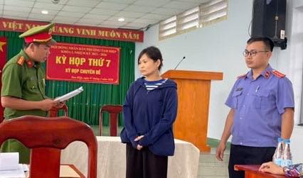 Bắt, khám xét nơi làm việc của nguyên cán bộ địa chính Trần Nguyễn Minh Nguyệt - Ảnh 1