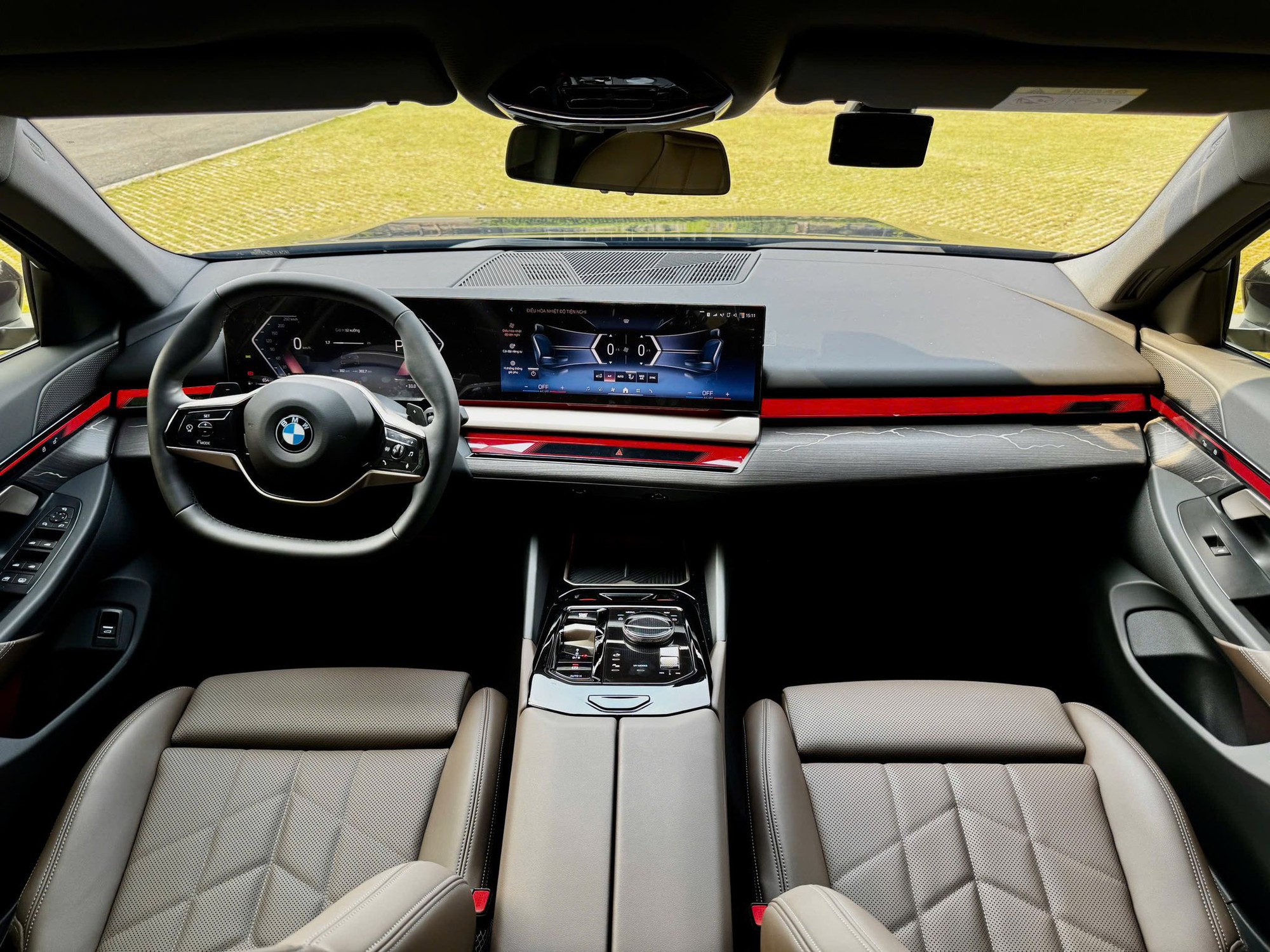 Lăn bánh chưa hết 1 bình xăng, chiếc BMW 520i đời mới này được rao bán rẻ hơn khoảng 300 triệu đồng so với giá hãng - Ảnh 4