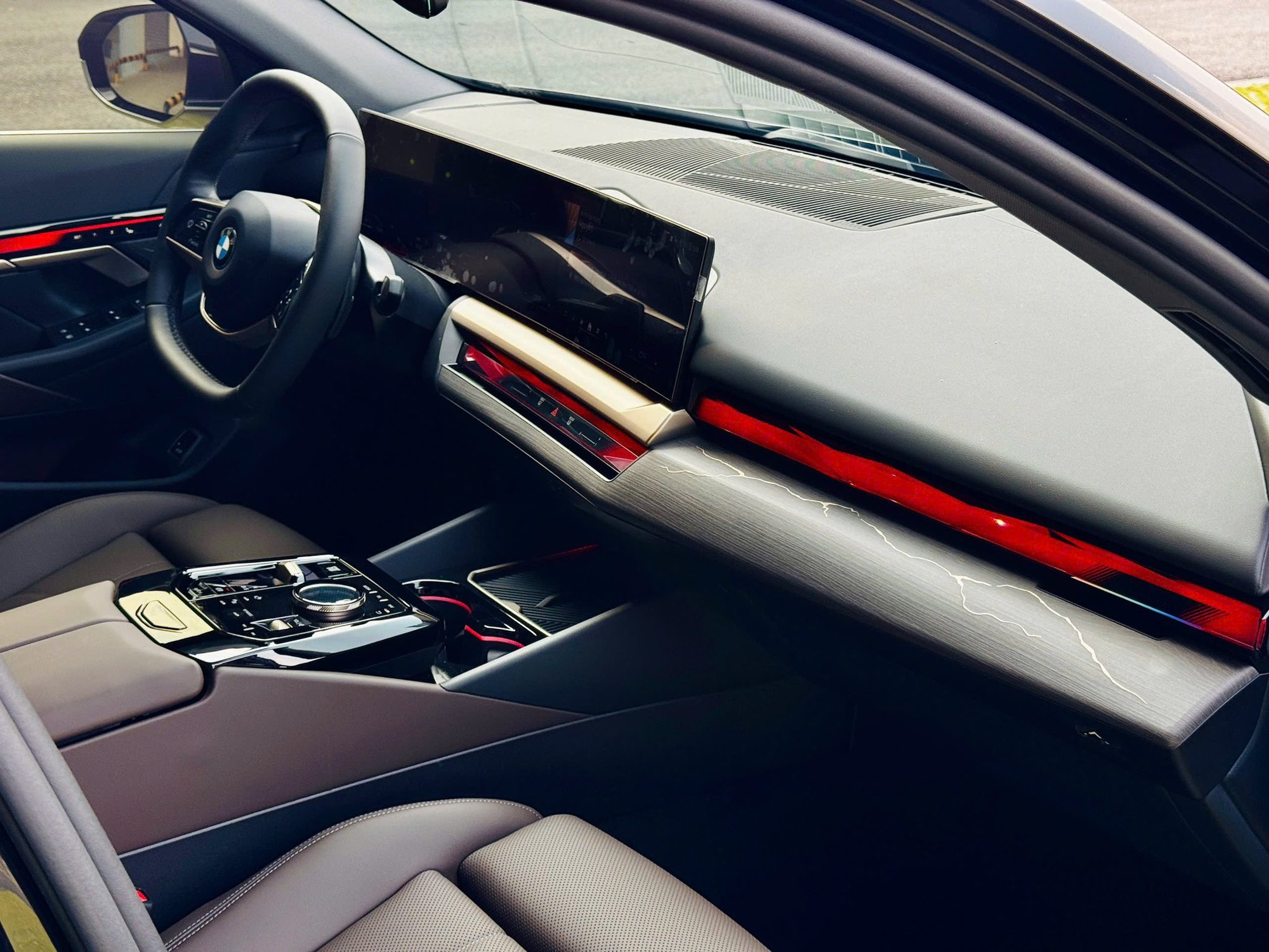 Lăn bánh chưa hết 1 bình xăng, chiếc BMW 520i đời mới này được rao bán rẻ hơn khoảng 300 triệu đồng so với giá hãng - Ảnh 6