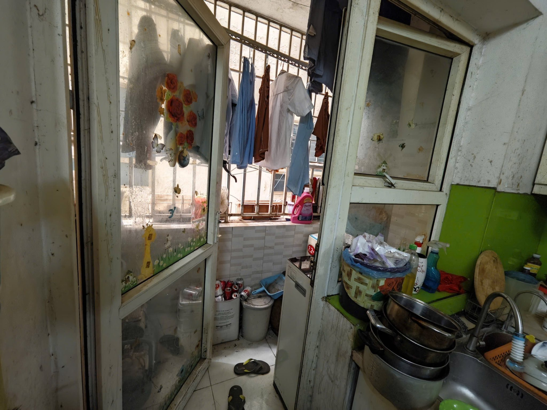 Rao bán căn hộ 58m² giá 3 tỷ nhưng tường ẩm thấp, mốc meo ở HH Linh Đàm: Cận cảnh bên trong khiến nhiều người choáng váng - Ảnh 4