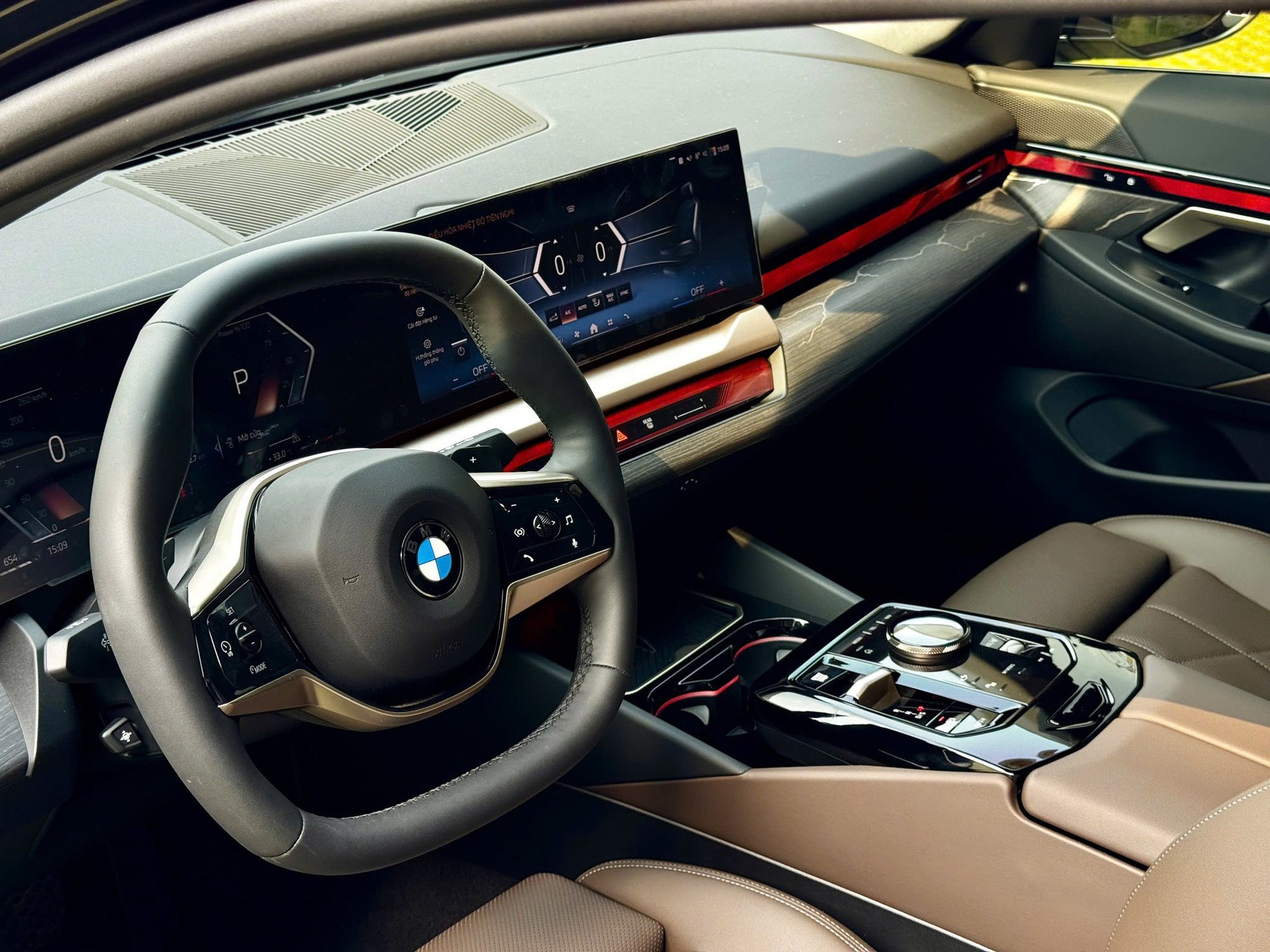 Lăn bánh chưa hết 1 bình xăng, chiếc BMW 520i đời mới này được rao bán rẻ hơn khoảng 300 triệu đồng so với giá hãng - Ảnh 5