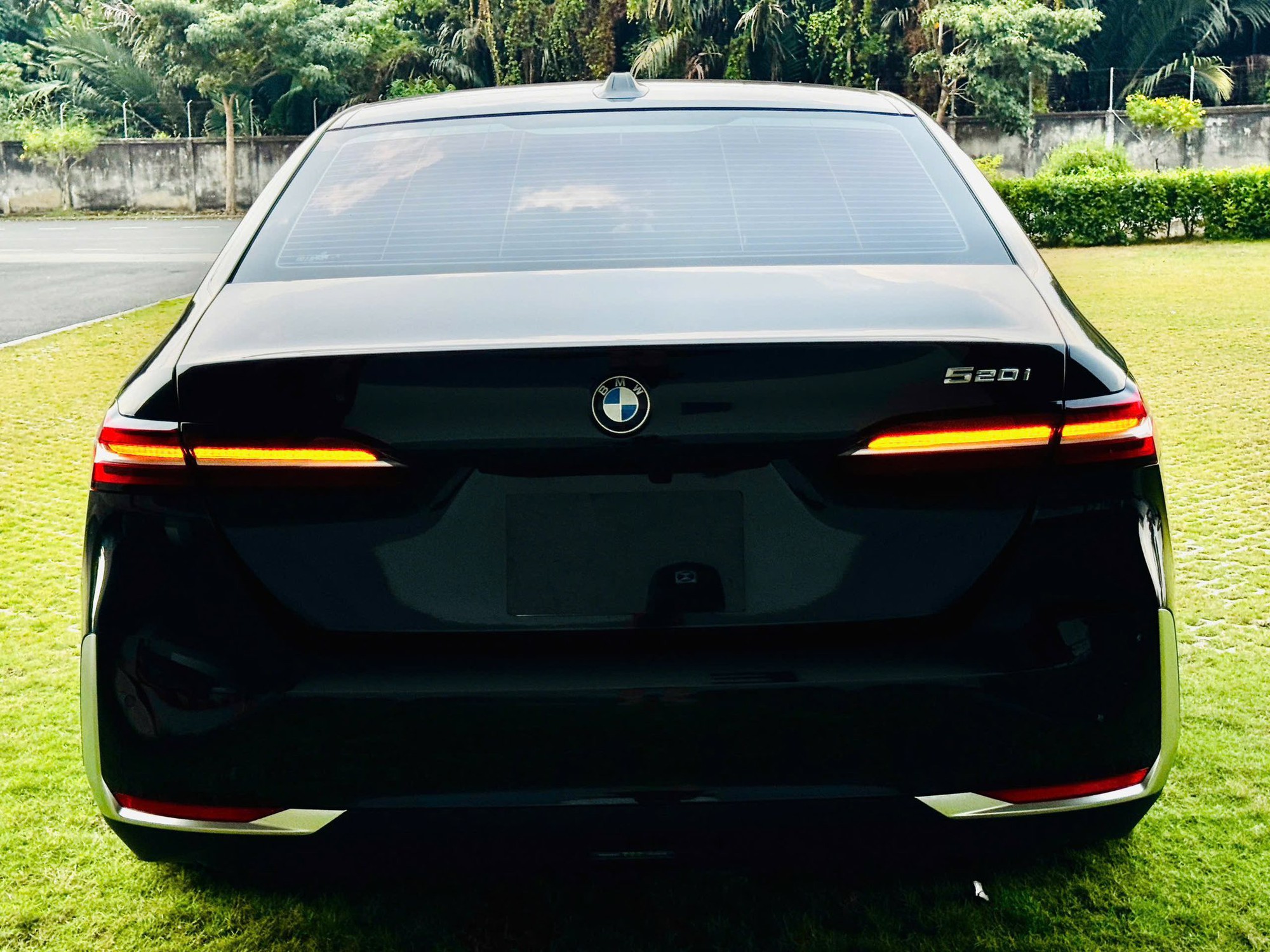 Lăn bánh chưa hết 1 bình xăng, chiếc BMW 520i đời mới này được rao bán rẻ hơn khoảng 300 triệu đồng so với giá hãng - Ảnh 3