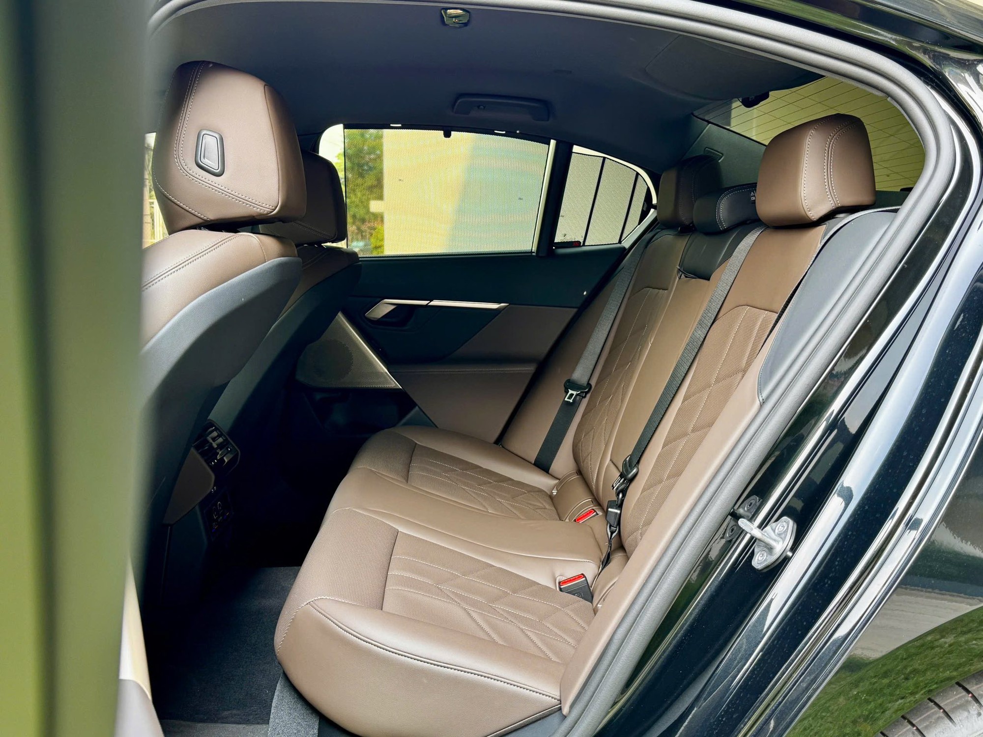 Lăn bánh chưa hết 1 bình xăng, chiếc BMW 520i đời mới này được rao bán rẻ hơn khoảng 300 triệu đồng so với giá hãng - Ảnh 9