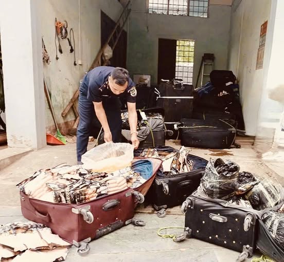 Đột xuất kiểm tra: Cơ quan chức năng thu giữ hơn 1 tấn thực phẩm 'quen thuộc' với người Việt nghi nhập lậu từ Trung Quốc - Ảnh 1