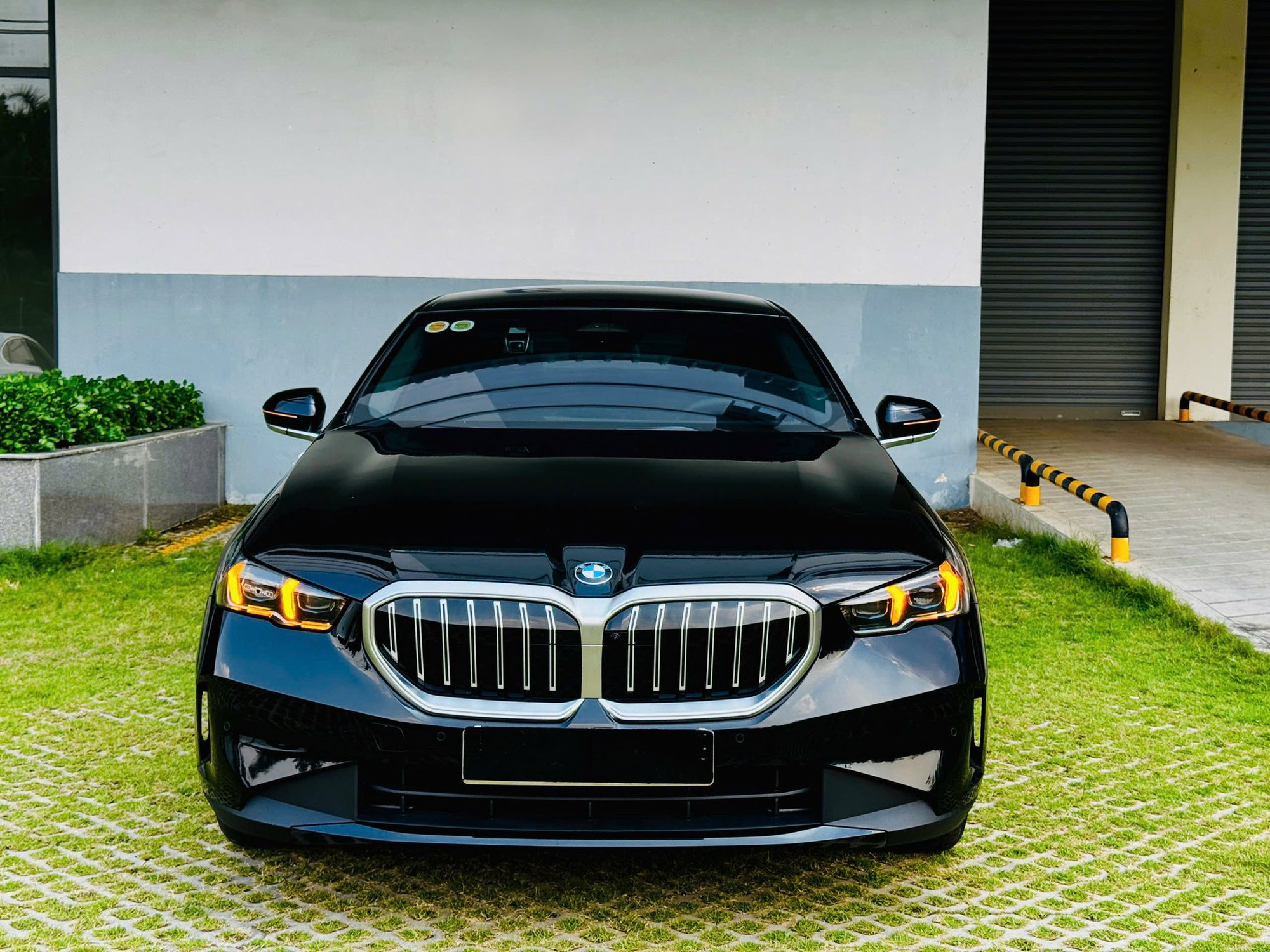 Lăn bánh chưa hết 1 bình xăng, chiếc BMW 520i đời mới này được rao bán rẻ hơn khoảng 300 triệu đồng so với giá hãng - Ảnh 2