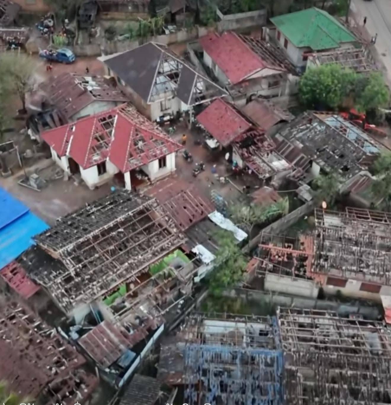 Mưa đá dội xuống Viêng Chăn: Hàng nghìn mái nhà bị "xé toạc", trường học, chùa chiền cũng bị phá hủy, người dân bàng hoàng trong cảnh đổ nát - Ảnh 5