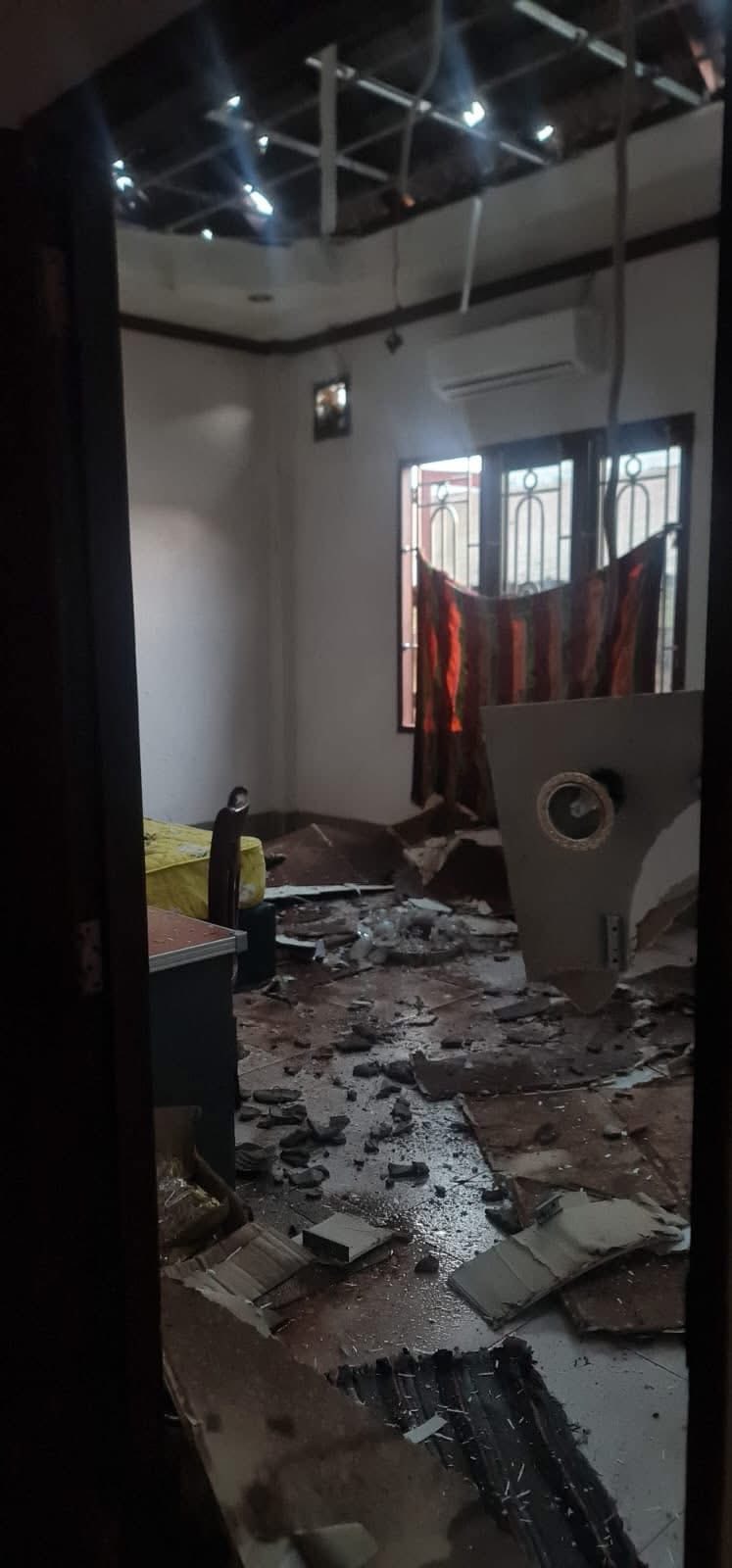 Mưa đá dội xuống Viêng Chăn: Hàng nghìn mái nhà bị "xé toạc", trường học, chùa chiền cũng bị phá hủy, người dân bàng hoàng trong cảnh đổ nát - Ảnh 7