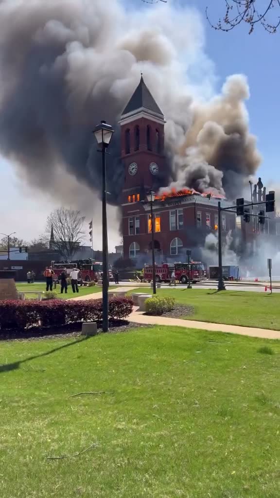 Sự cố cháy nổ dồn dập tại Mỹ: Nhà máy lọc dầu phát nổ, khói đen đặc bao trùm; tòa án 130 năm tuổi bốc cháy - Ảnh 5