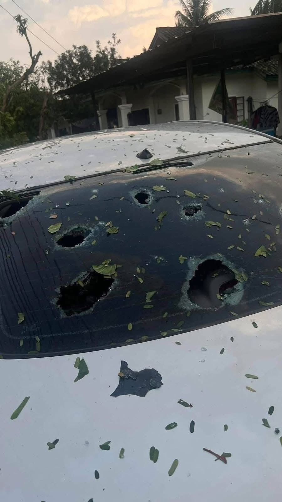 Mưa đá dội xuống Viêng Chăn: Hàng nghìn mái nhà bị "xé toạc", trường học, chùa chiền cũng bị phá hủy, người dân bàng hoàng trong cảnh đổ nát - Ảnh 8