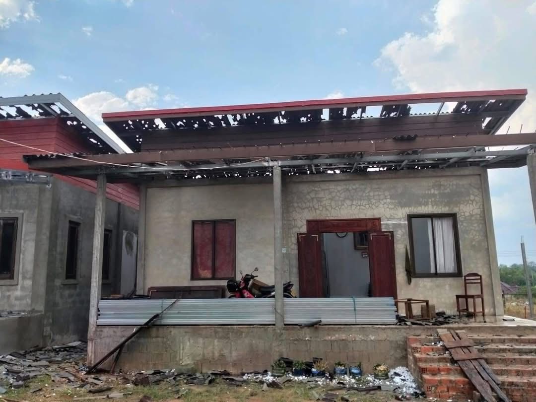 Mưa đá dội xuống Viêng Chăn: Hàng nghìn mái nhà bị "xé toạc", trường học, chùa chiền cũng bị phá hủy, người dân bàng hoàng trong cảnh đổ nát - Ảnh 2