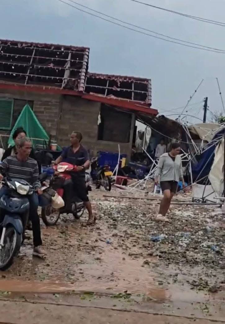 Mưa đá dội xuống Viêng Chăn: Hàng nghìn mái nhà bị "xé toạc", trường học, chùa chiền cũng bị phá hủy, người dân bàng hoàng trong cảnh đổ nát - Ảnh 3