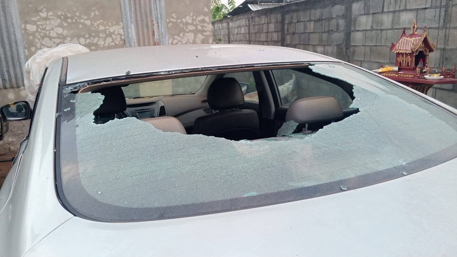 Mưa đá dội xuống Viêng Chăn: Hàng nghìn mái nhà bị "xé toạc", trường học, chùa chiền cũng bị phá hủy, người dân bàng hoàng trong cảnh đổ nát - Ảnh 6