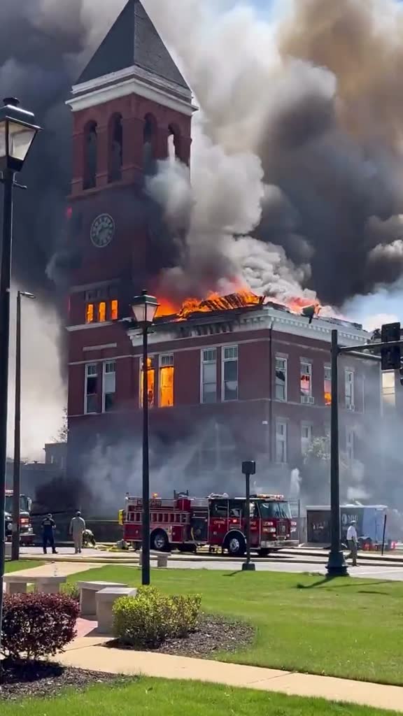 Sự cố cháy nổ dồn dập tại Mỹ: Nhà máy lọc dầu phát nổ, khói đen đặc bao trùm; tòa án 130 năm tuổi bốc cháy - Ảnh 6