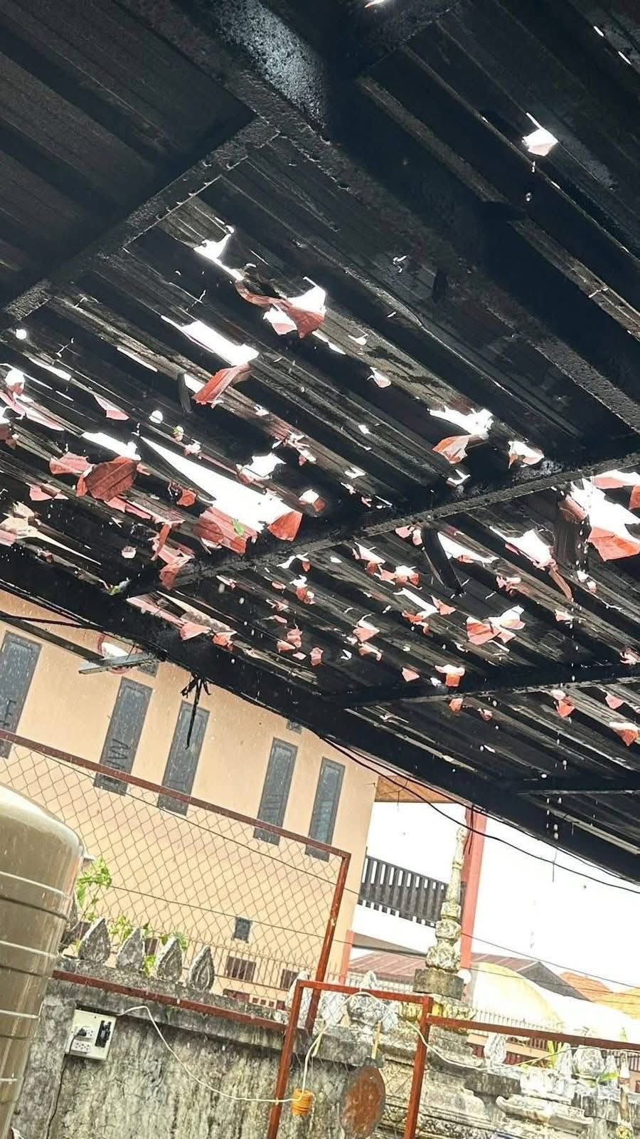 Mưa đá dội xuống Viêng Chăn: Hàng nghìn mái nhà bị "xé toạc", trường học, chùa chiền cũng bị phá hủy, người dân bàng hoàng trong cảnh đổ nát - Ảnh 1