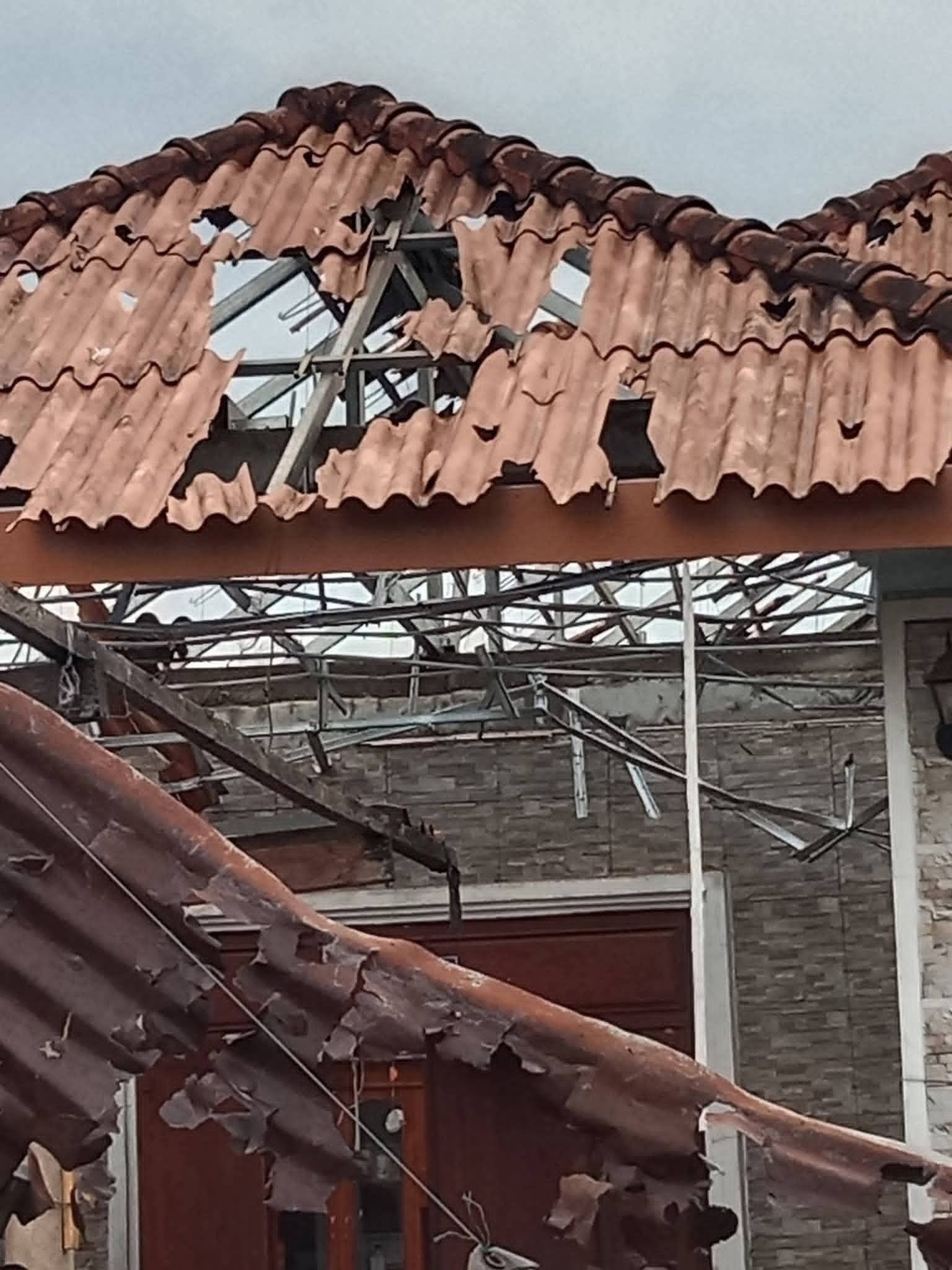 Mưa đá dội xuống Viêng Chăn: Hàng nghìn mái nhà bị "xé toạc", trường học, chùa chiền cũng bị phá hủy, người dân bàng hoàng trong cảnh đổ nát - Ảnh 4