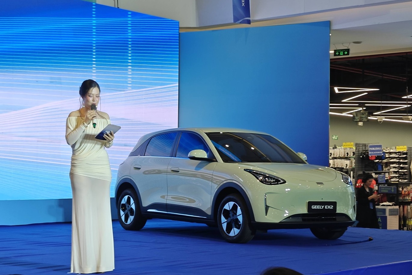 SUV hybrid kỷ lục 1.800km và "xe điện quốc dân" giá 459 triệu đồng ra mắt Việt Nam - Ảnh 4