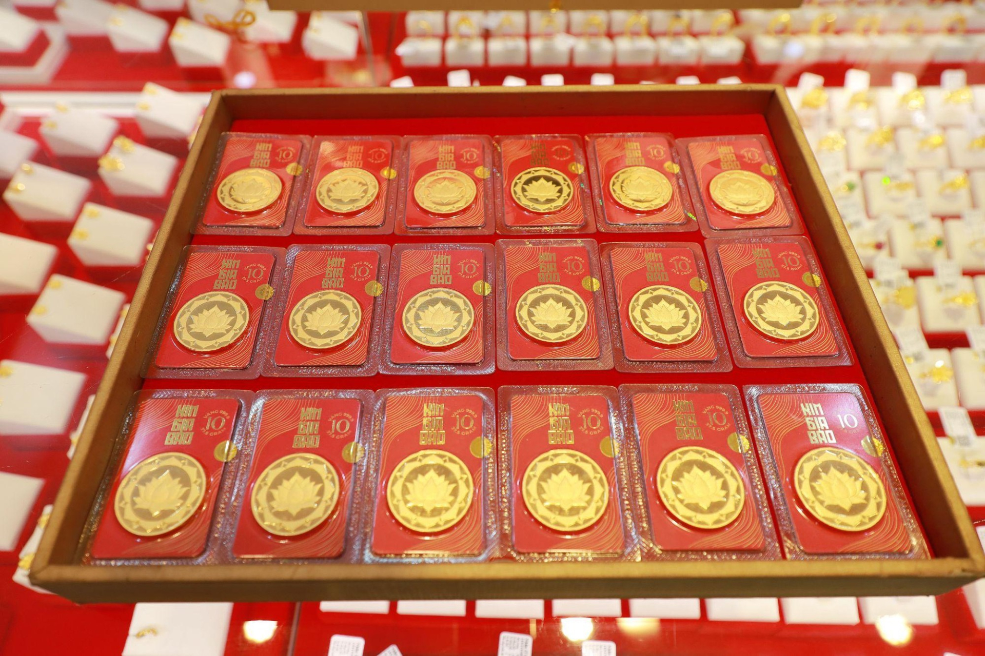 Người dân đông đảo xếp hàng chờ lấy vàng, Bảo Tín Mạnh Hải giải thích lý do trả vàng sớm - Ảnh 3