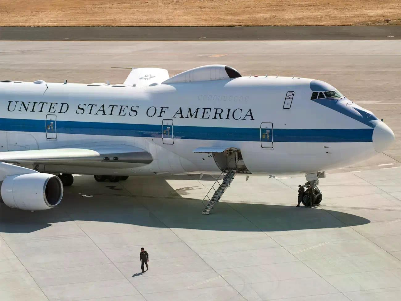 'Đột nhập' máy bay Ngày tận thế của Mỹ - Ảnh 1