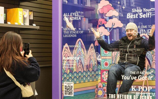 "Cỗ máy in tiền" BTS tái xuất: Một tiếng biểu diễn tại Seoul khiến cả thế giới đổ dồn túi tiền về Hàn Quốc, chính phủ nâng mức cảnh báo khủng bố - Ảnh 4