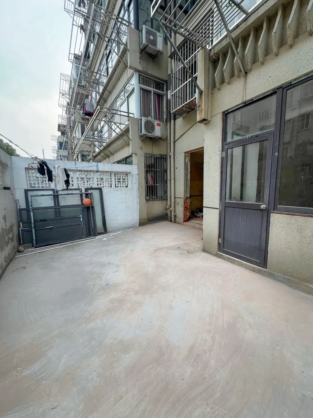 Bất chấp lời can ngăn, tôi mua căn hộ tầng 1 cũ kỹ không ai muốn: Sau 1 năm sống, tôi hiểu vì sao nó bị chê - Ảnh 2