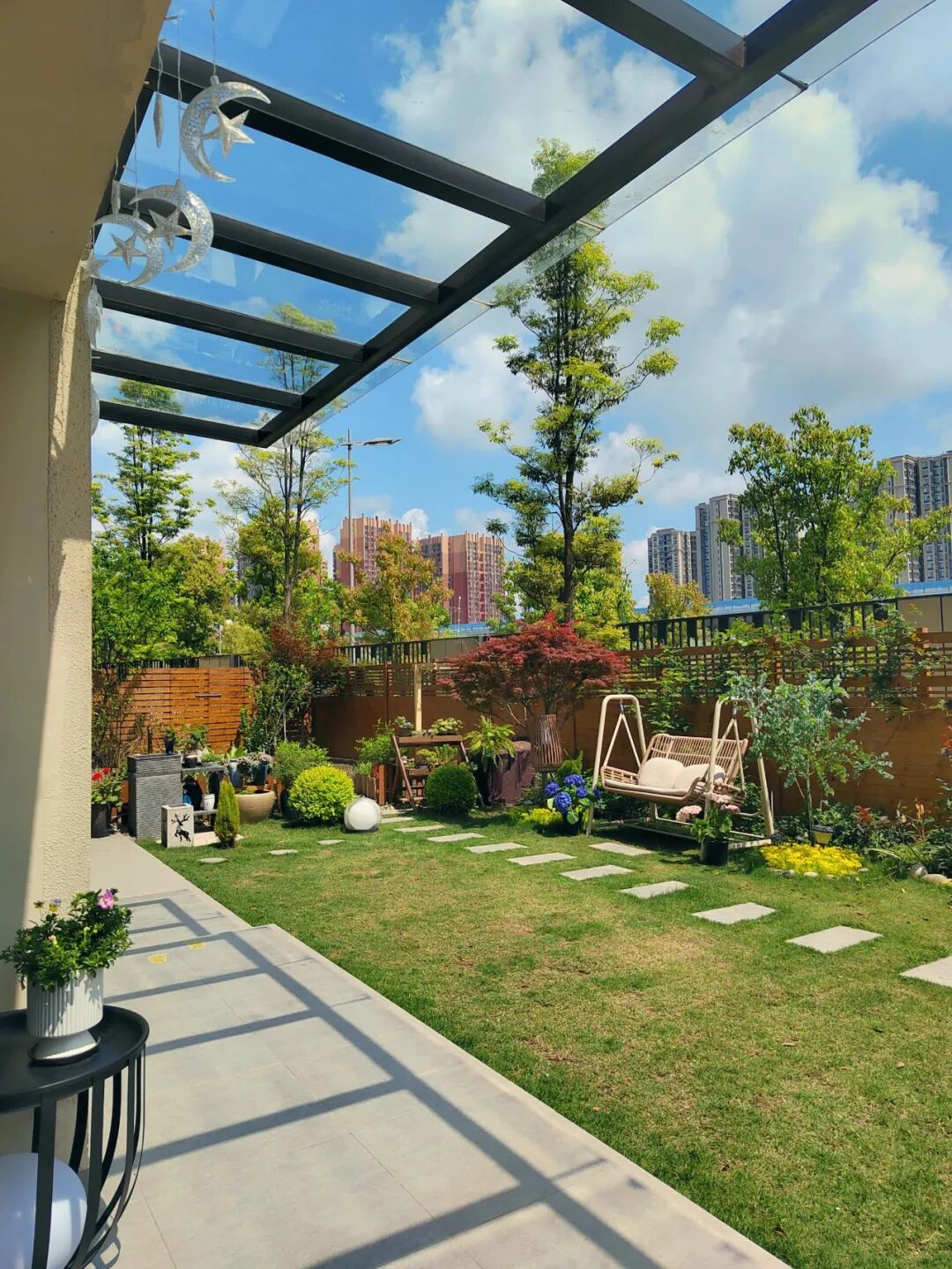 Có nên mua căn hộ có sân thượng? Người từng sống ở đây nói thẳng: Lãng mạn thì ít, đánh đổi thì nhiều - Ảnh 5