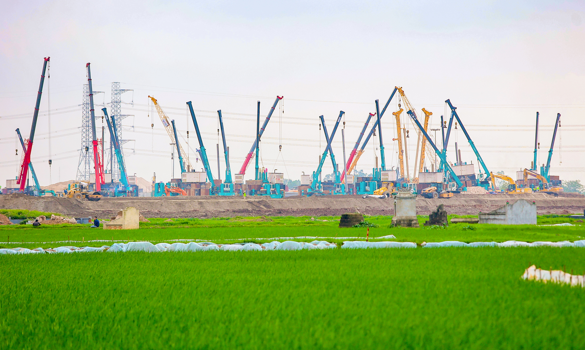 Đại công trường xây sân vận động lớn nhất thế giới: Ô tô nối đuôi nhau như đàn kiến, cần cẩu phủ kín đường mặt đất - Ảnh 7