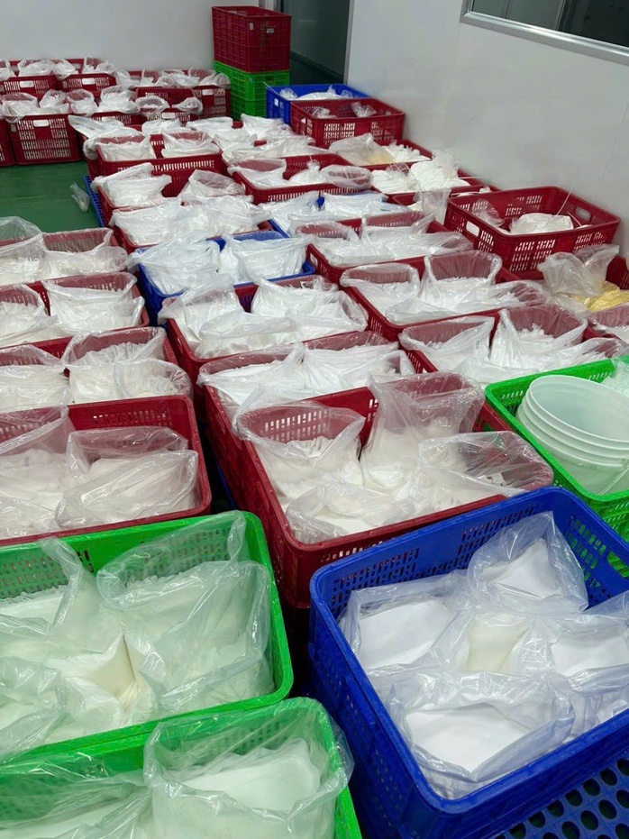 Khám xét "tổng hành dinh" Hikachi, bắt quản lý Kiều Hoàng Nhã và 4 người, thu giữ 10.000 sản phẩm - Ảnh 3