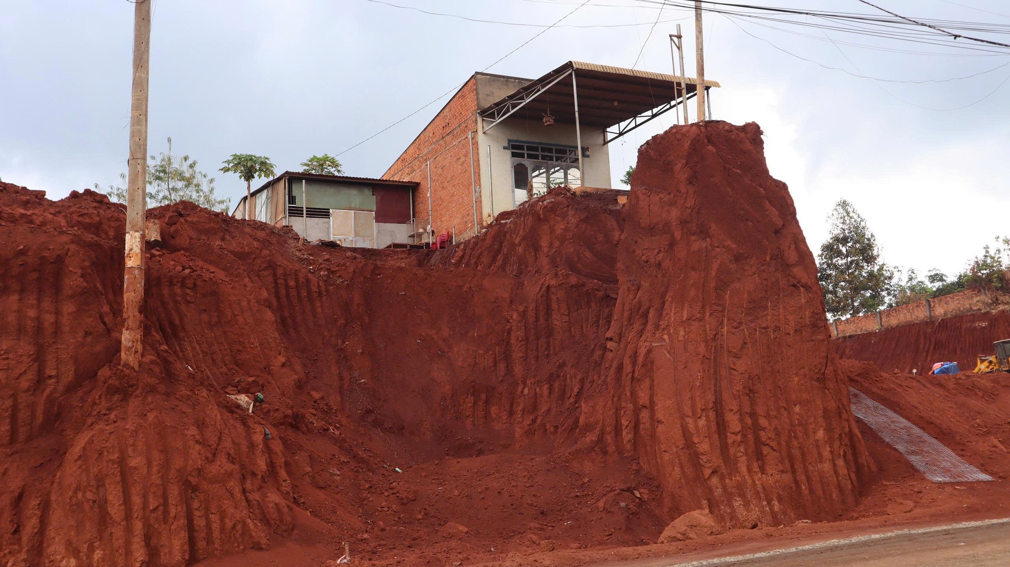 Diễn biến nóng vụ nhà dân chênh vênh mép vực ở Đồng Nai sau loạt phản ánh từ báo chí - Ảnh 1