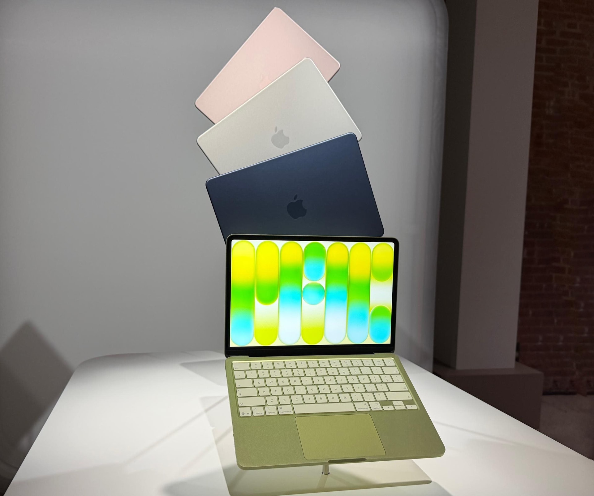 MacBook Neo giá có 16 triệu, "cú tát đau đớn" vào dòng laptop giá rẻ: Thế này cần gì phải mua máy Windows? - Ảnh 1