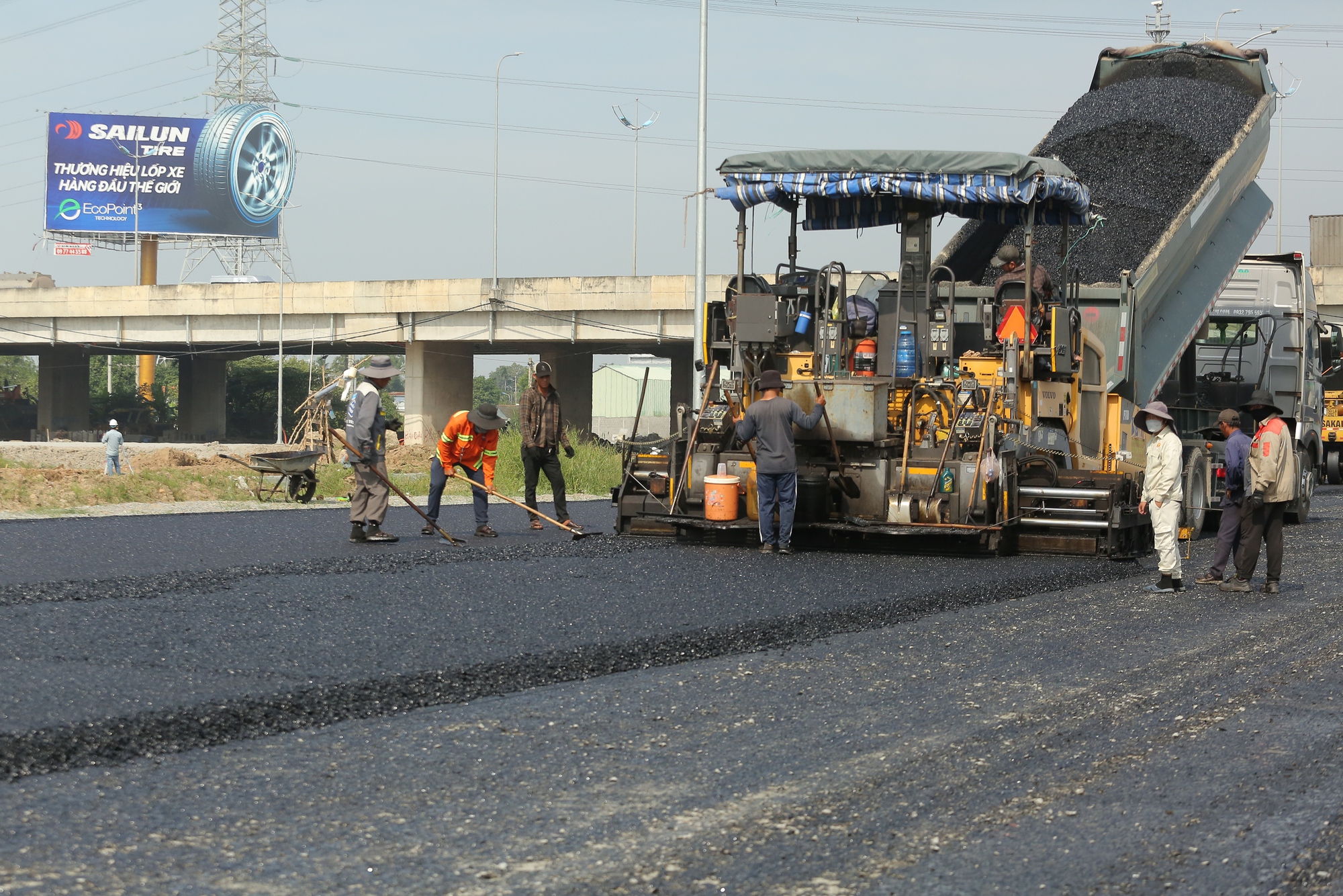 Cận cảnh công trường thi công tuyến đường Vành đai 3-TPHCM qua Tây Ninh - Ảnh 3