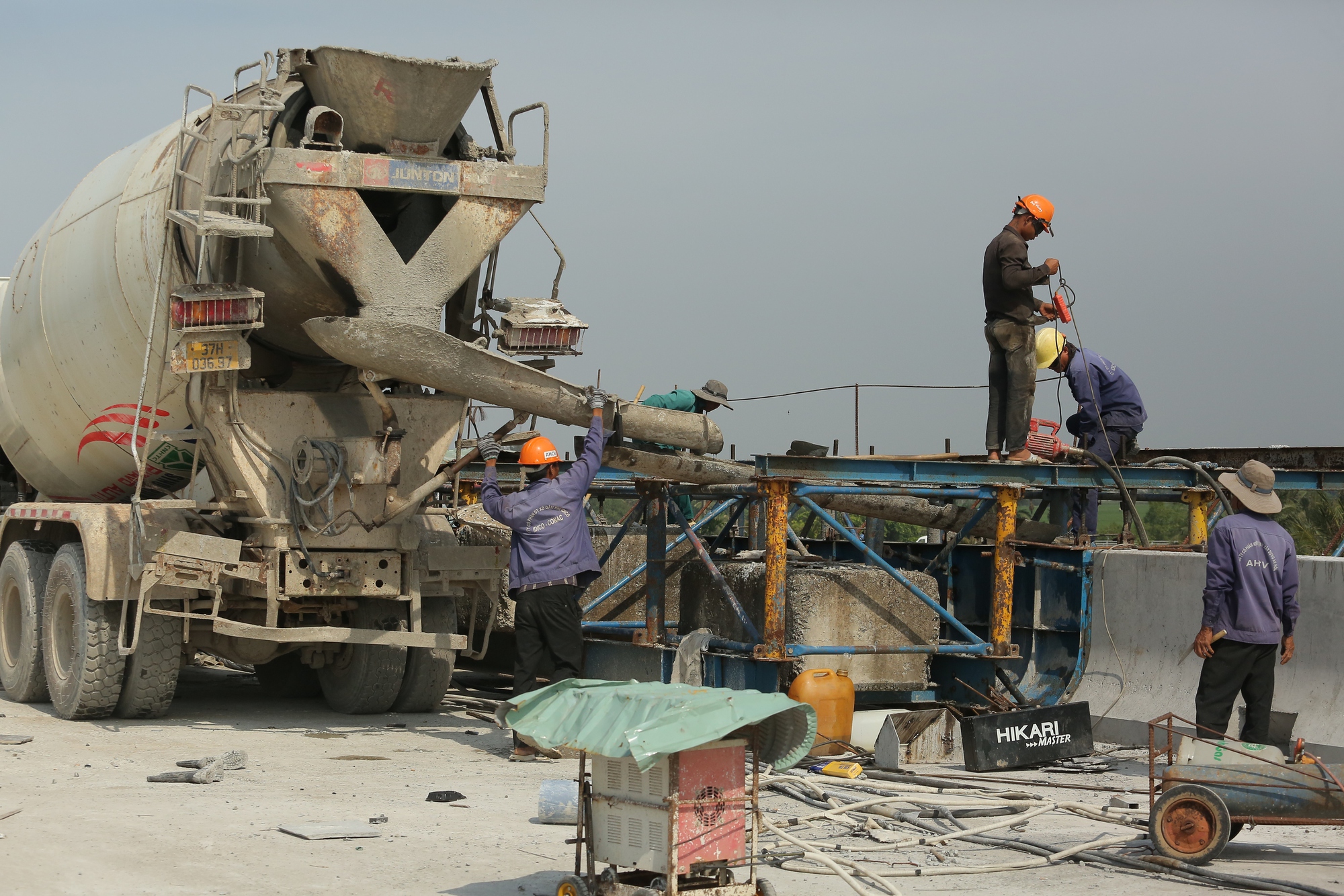 Cận cảnh công trường thi công tuyến đường Vành đai 3-TPHCM qua Tây Ninh - Ảnh 1