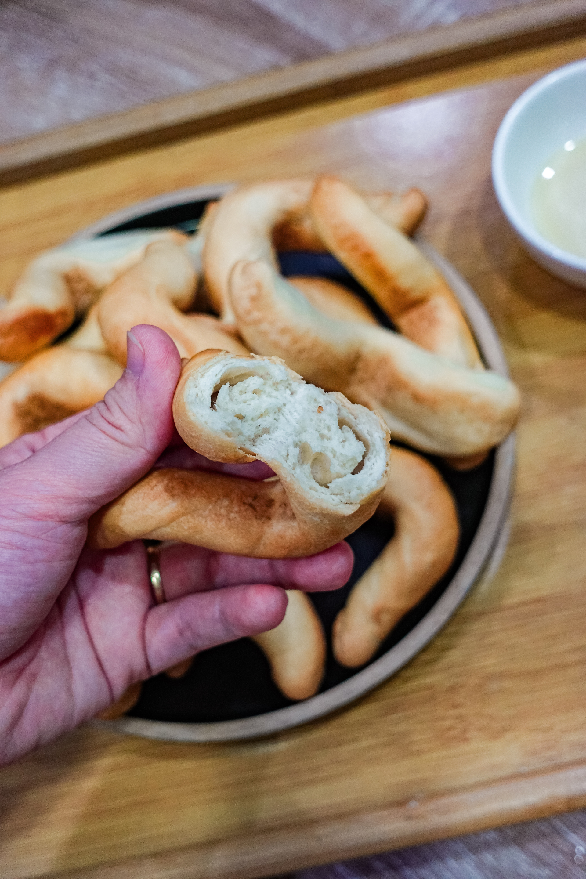 Khách xếp hàng như mua vàng, loại bánh mì "oằn tà là vằn" ở Hải Phòng có gì mà hot đến vậy? - Ảnh 7