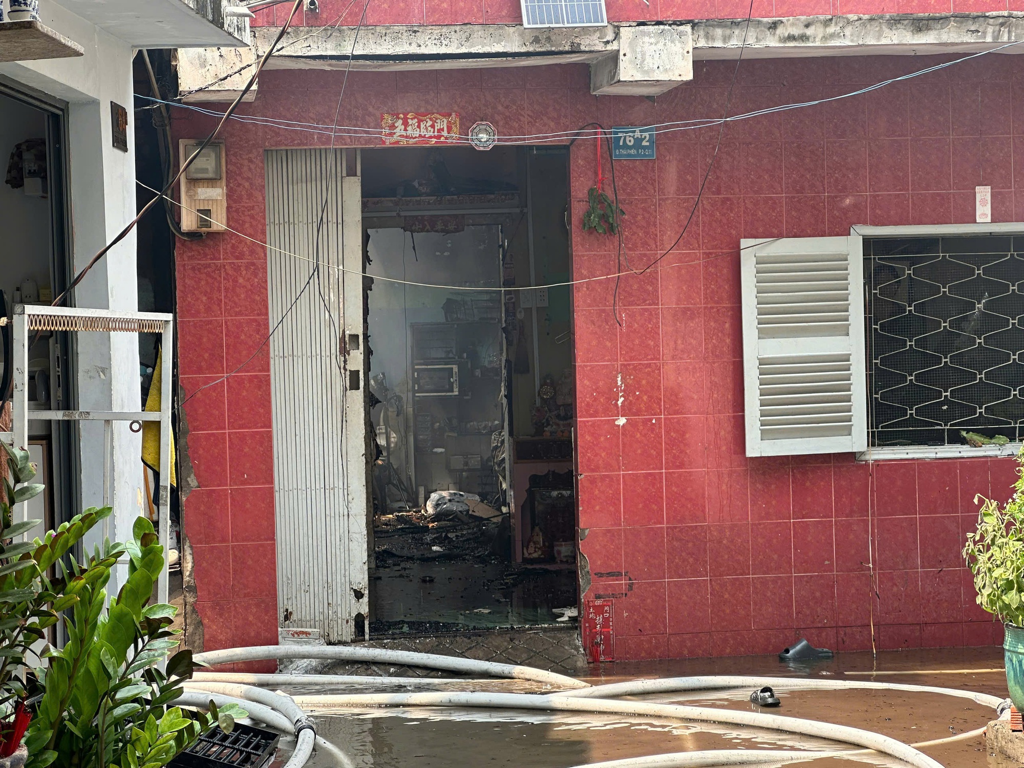 Vụ cháy lớn ở TPHCM: 5 căn nhà bị ảnh hưởng - Ảnh 3